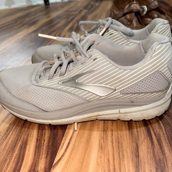 Brooks Gray Athletic Shoes with Supportive Midsole and Breathable Mesh - Picture 1 of 4